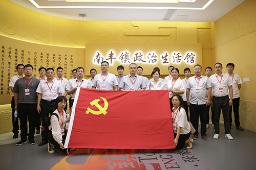 弘扬”三大法宝”，，，，感悟”张家港精神”——老街玉祥集团公司党支部开展实境教学活动