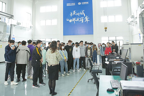 苏州大学文正学院师生团到访老街玉祥集团公司